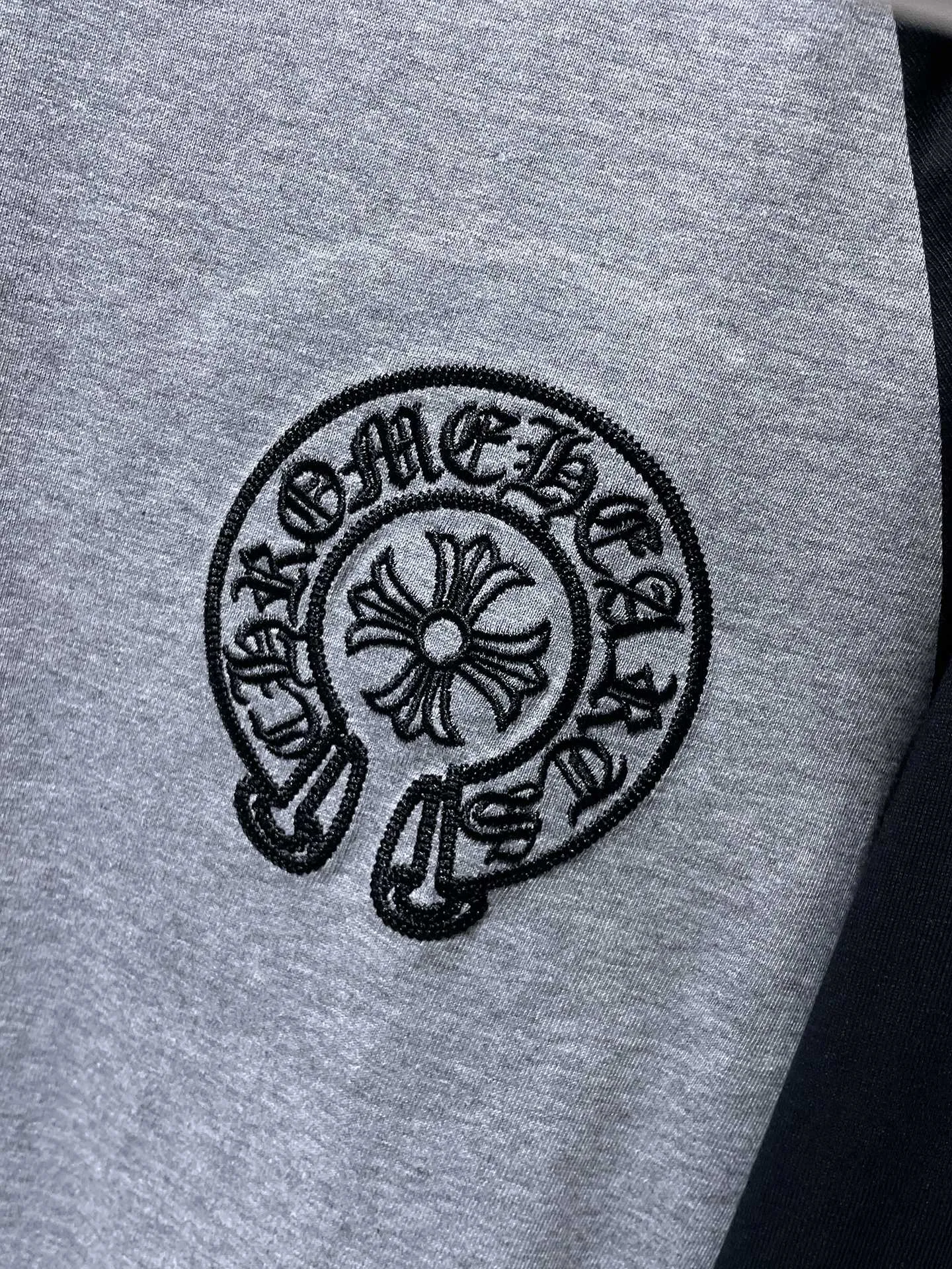 P176 Chrome Hearts 🍁Long T Series🍁 High-weight, environmentally friendly and high-quality top-quality fabrics Chrome Sanskrit embroidered letters black and gray color-blocking raglan long-sleeved T. Counter synchronization 1:1 replica version Recommended color: black and gray color-blocking Size: S, M, L, XL